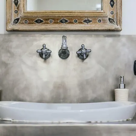 Gaia's - The House Of Travelers *